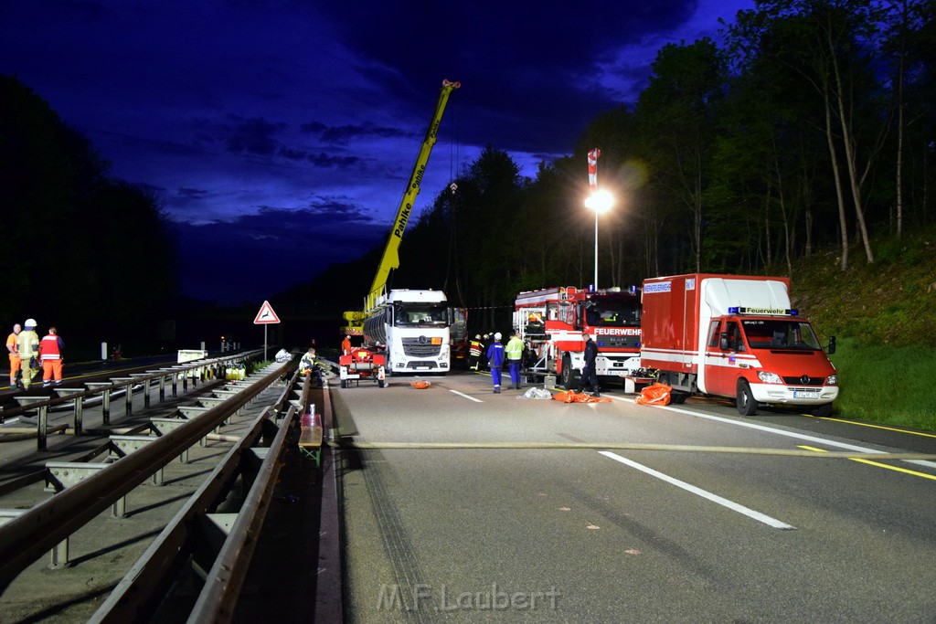 VU Gefahrgut LKW umgestuerzt A 4 Rich Koeln Hoehe AS Gummersbach P609.JPG - Miklos Laubert